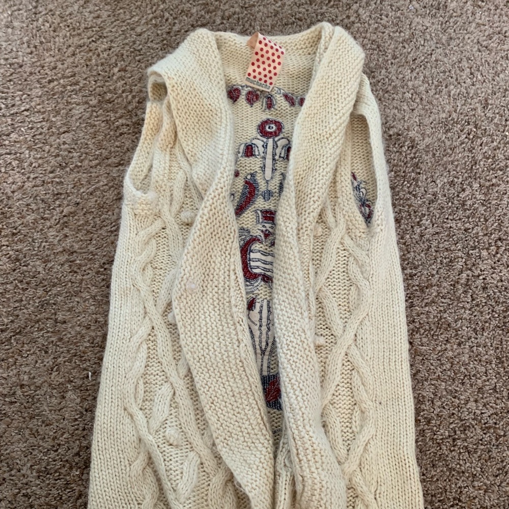 Good condition ivory embroidery sweater vest
